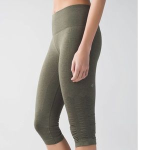Lululemon green in the flow cropped ruched Capri women’s size 6